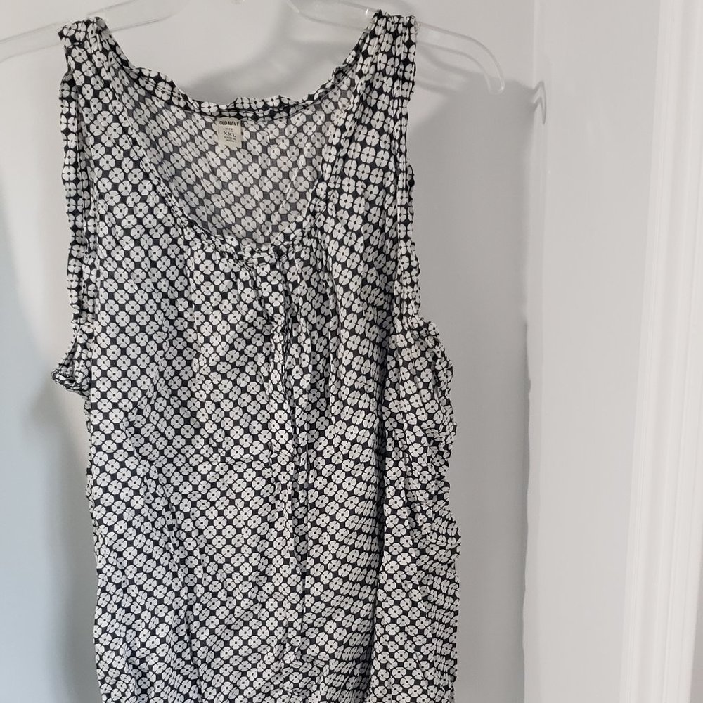 Old navy XXL tank navy or black? With white medallion geometric floral pattern